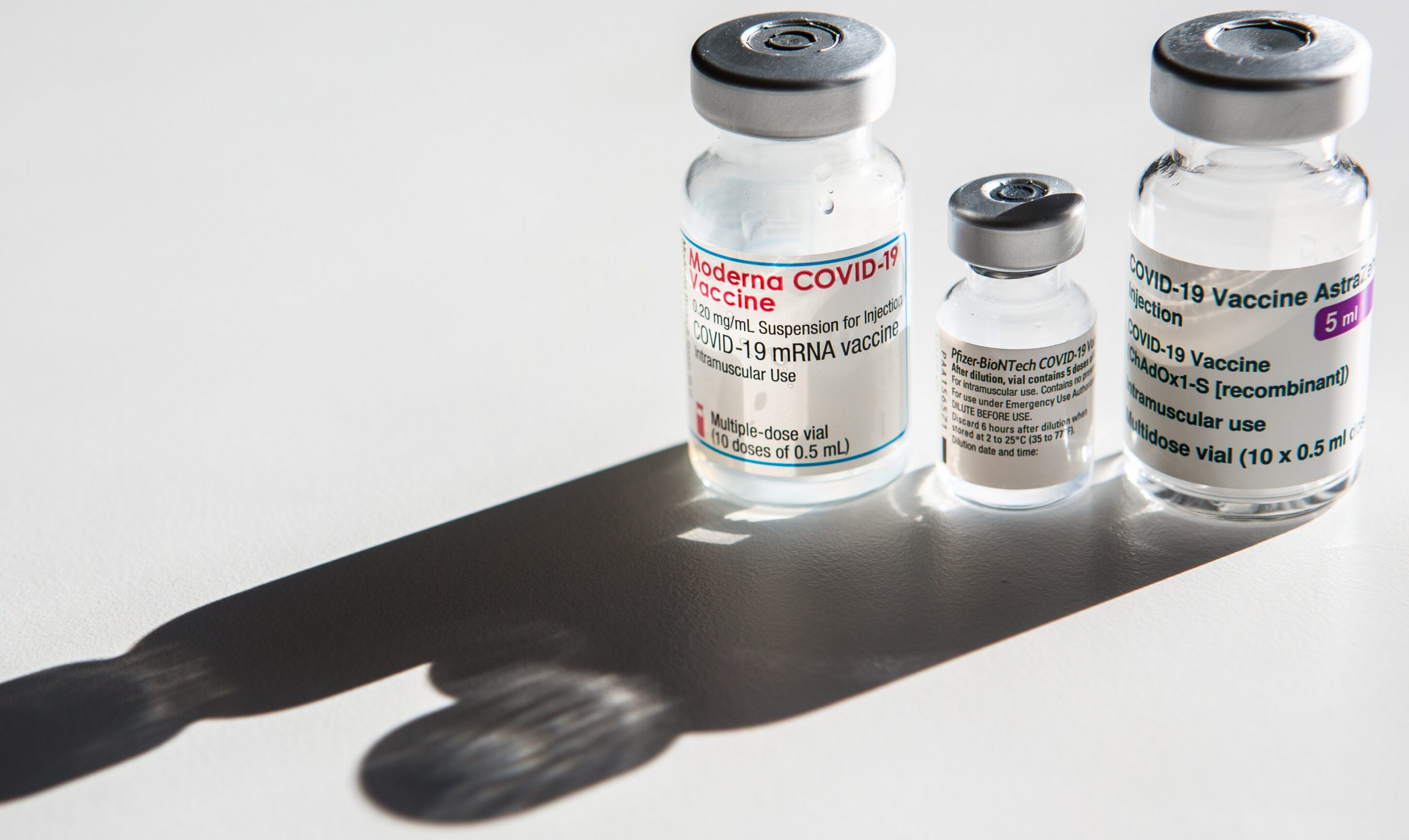 O primă doză de vaccin AstraZeneca, urmată de una Moderna sau Novavax, conferă imunitate sporită împotriva Covid, arată un studiu britanic