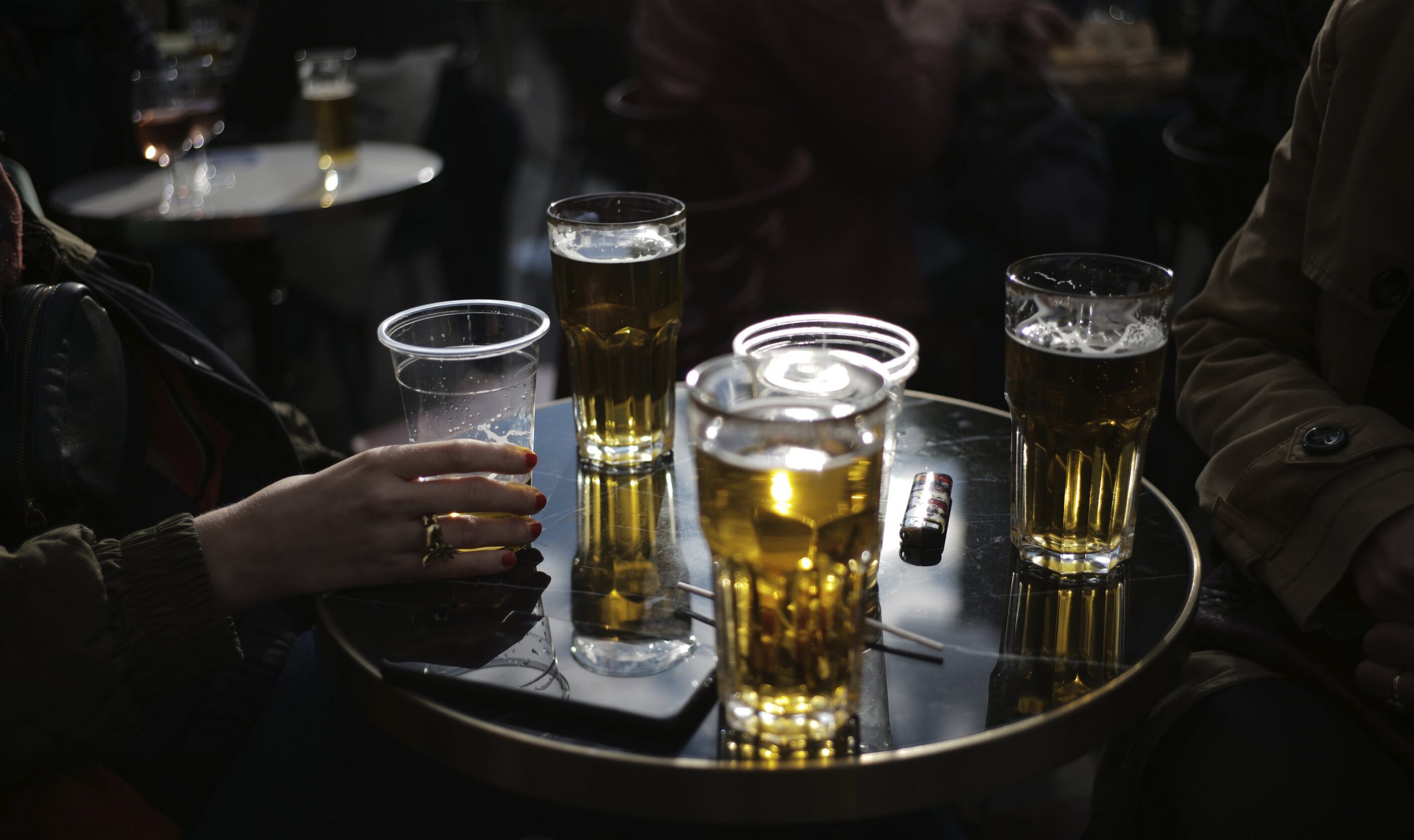 Norvegia știe cum să oprească varianta Omicron: Interzice consumul de alcool în baruri și restaurante