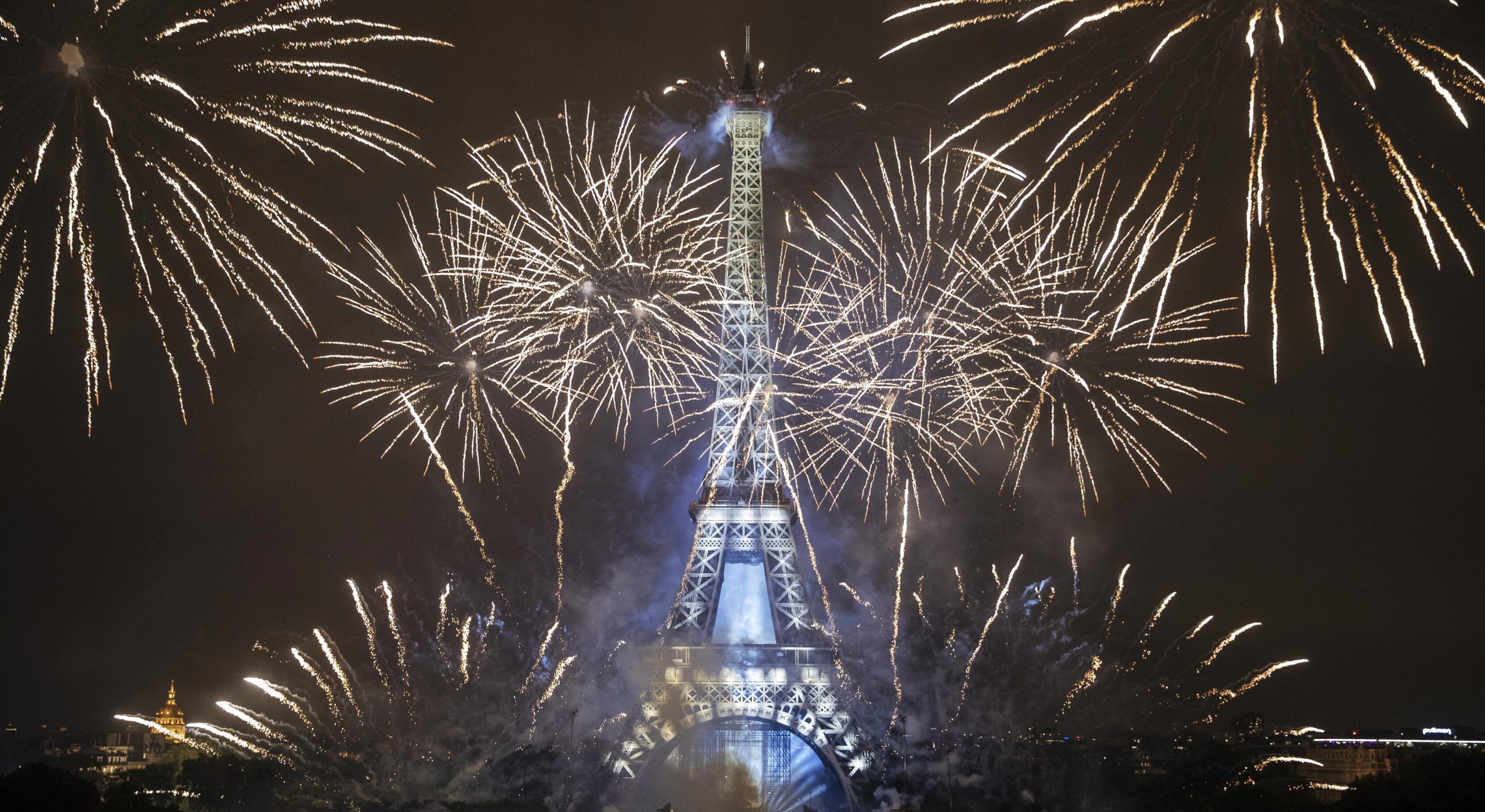 Varianta Omicron anulează festivitățile de final de an din Paris. „Nu vor fi artificii sau muzică”