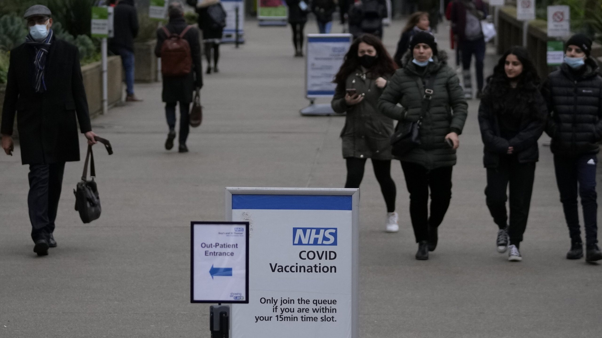 Trei din patru britanici sunt de acord să primească o doză a vaccinului anti-Covid la fiecare șase luni