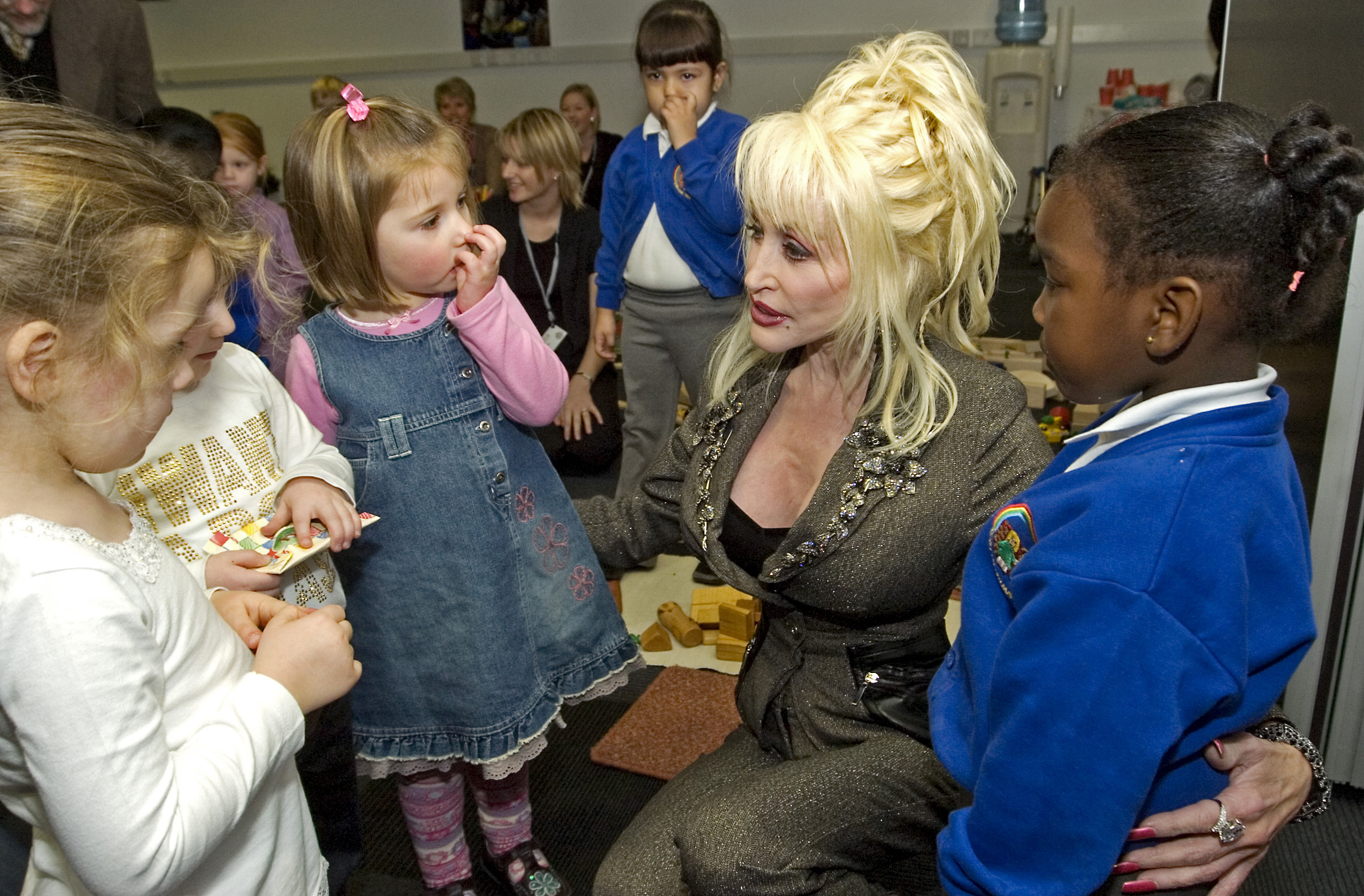 Dolly Parton donează 1 milion de dolari pentru cercetarea bolilor infecțioase la copiii cu cancer