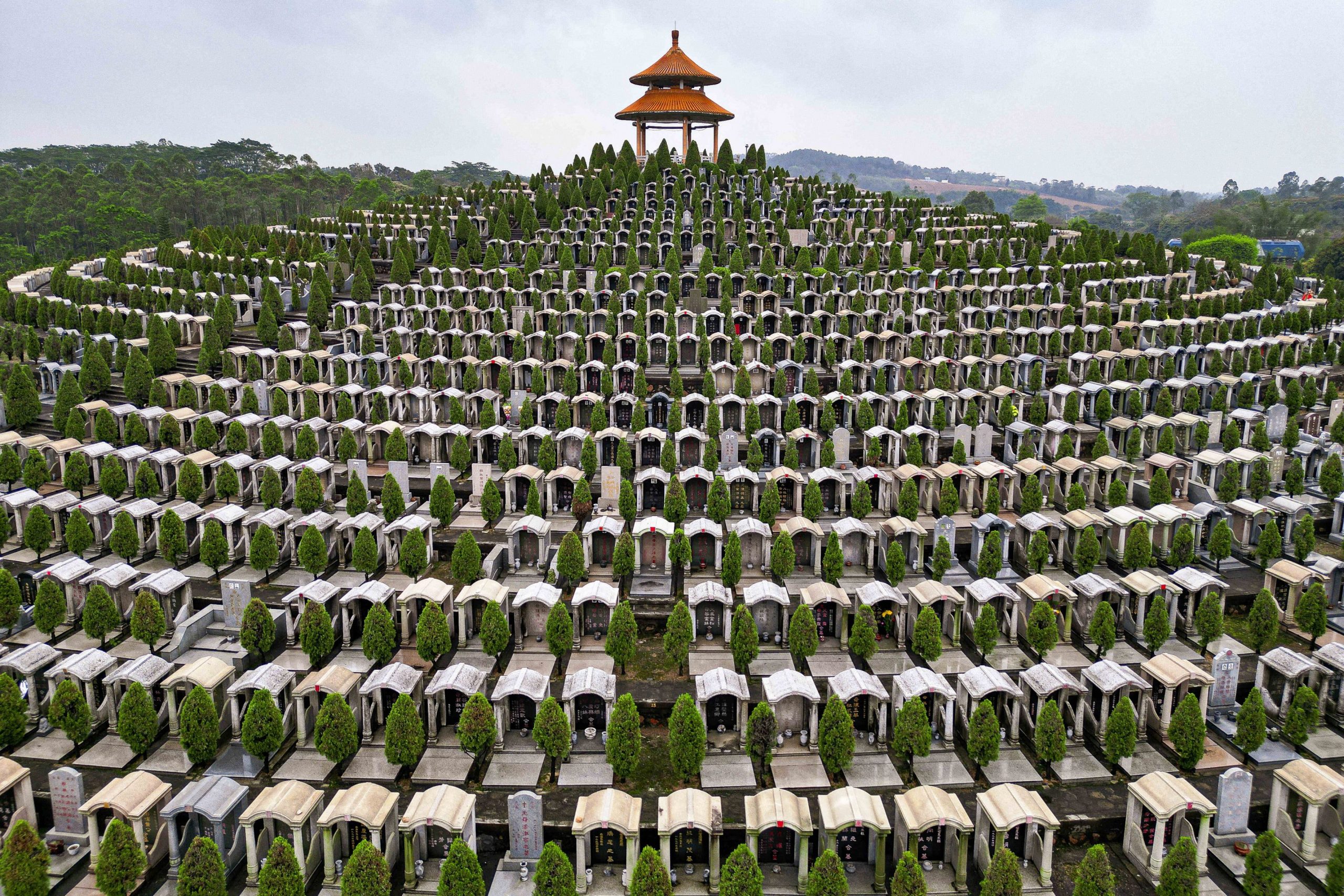 Check-in la cimitir: Înmormântările online sunt un trend în China. Oamenii primesc un cod QR pe care îl pot scana la „locurile de veci” ale rudelor