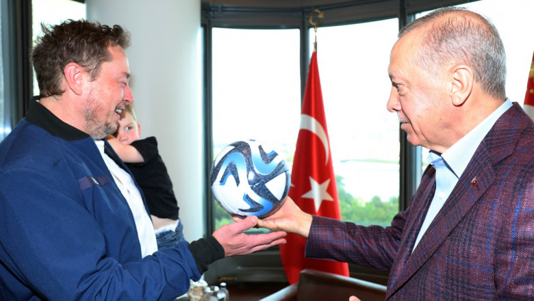 Elon Musk a venit cu băiatul său în brațe la discuțiile cu președintele Turciei. Recep Erdogan i-a oferit o minge fiului miliardarului