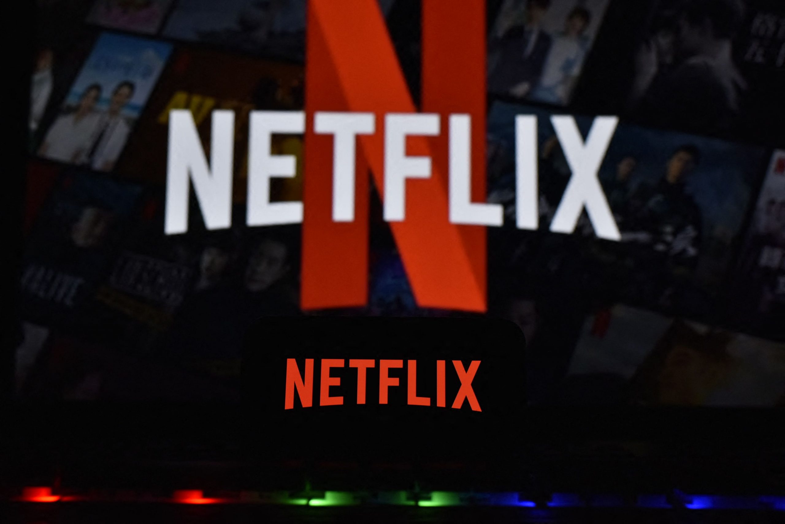 Netflix va crește prețurile abonamentelor după ce greva actorilor se încheie. Prețurile acțiunilor serviciului de streaming au crescut cu 3%