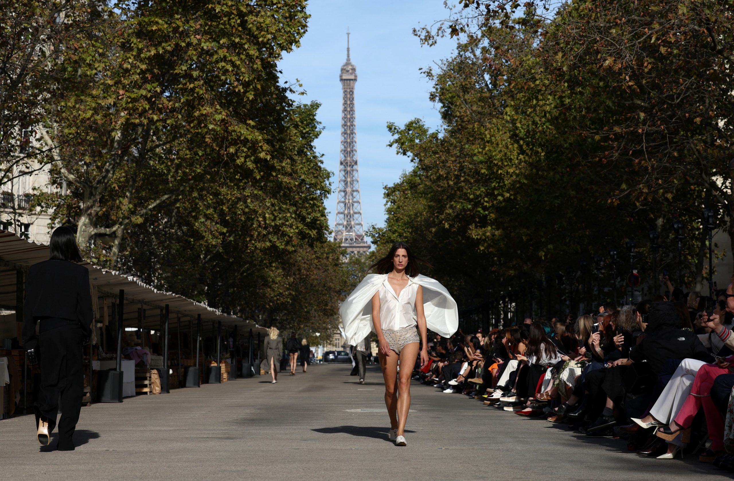 Stella McCartney a deschis penultima zi a Paris Fashion Week cu o defilare în aer liber