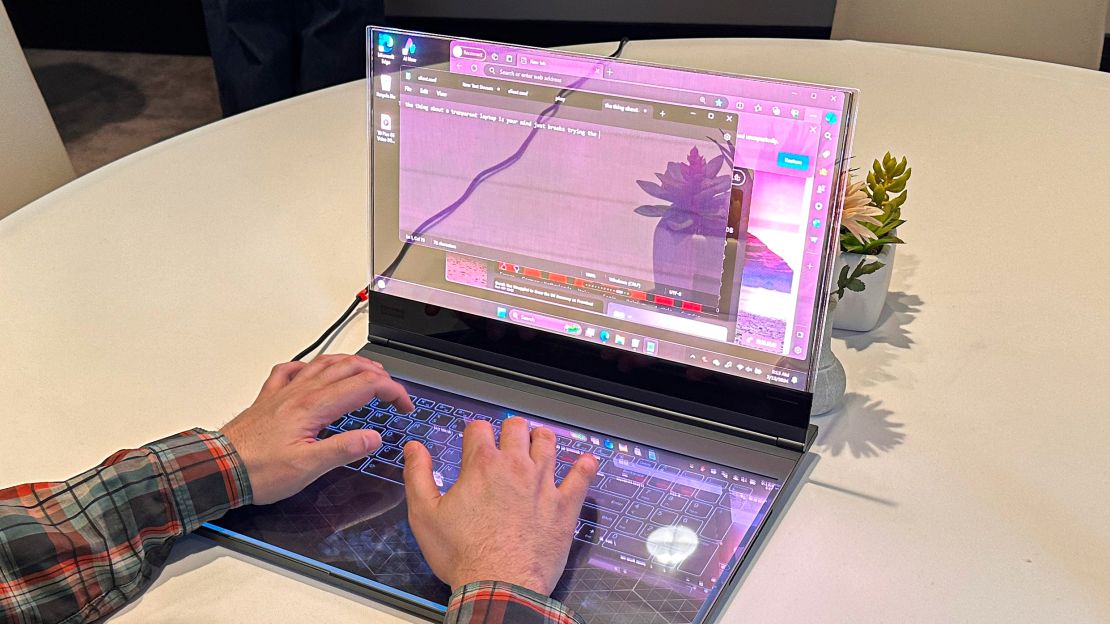Lenovo introduce laptopul cu ecran transparent în cadrul Mobile World Congress 2024. Cu ce inovează produsul