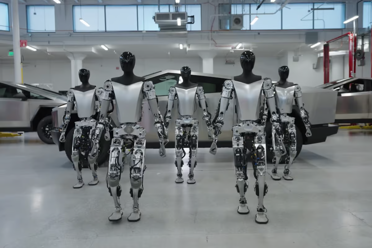 VIDEO. Robotul Optimus de la Tesla se plimbă prin depozit. Elon Musk a spus că există „șanse bune” ca Tesla să înceapă să livreze unele unități până anul viitor
