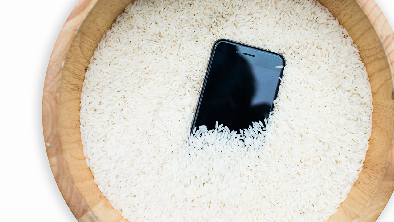 Nu e bine să pui telefonul ud în orez. Cum poți elimina lichidele din iPhone
