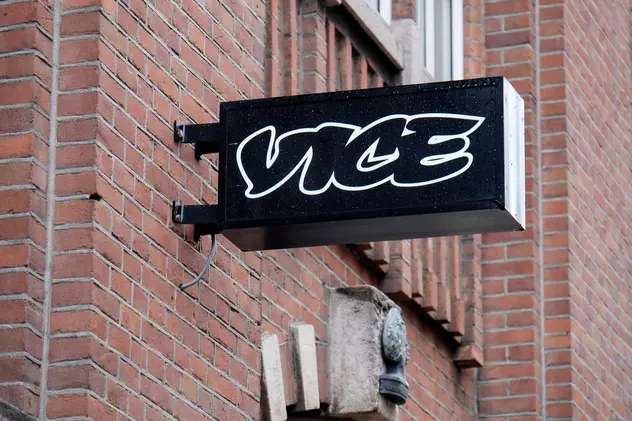 Decizia Vice Media de a nu mai publica pe Vice.com lasă sute de oameni fără un loc de muncă. Bruce Dixon: „Nu mai este rentabil pentru noi să distribuim conținutul nostru digital în modul în care am făcut-o până acum”