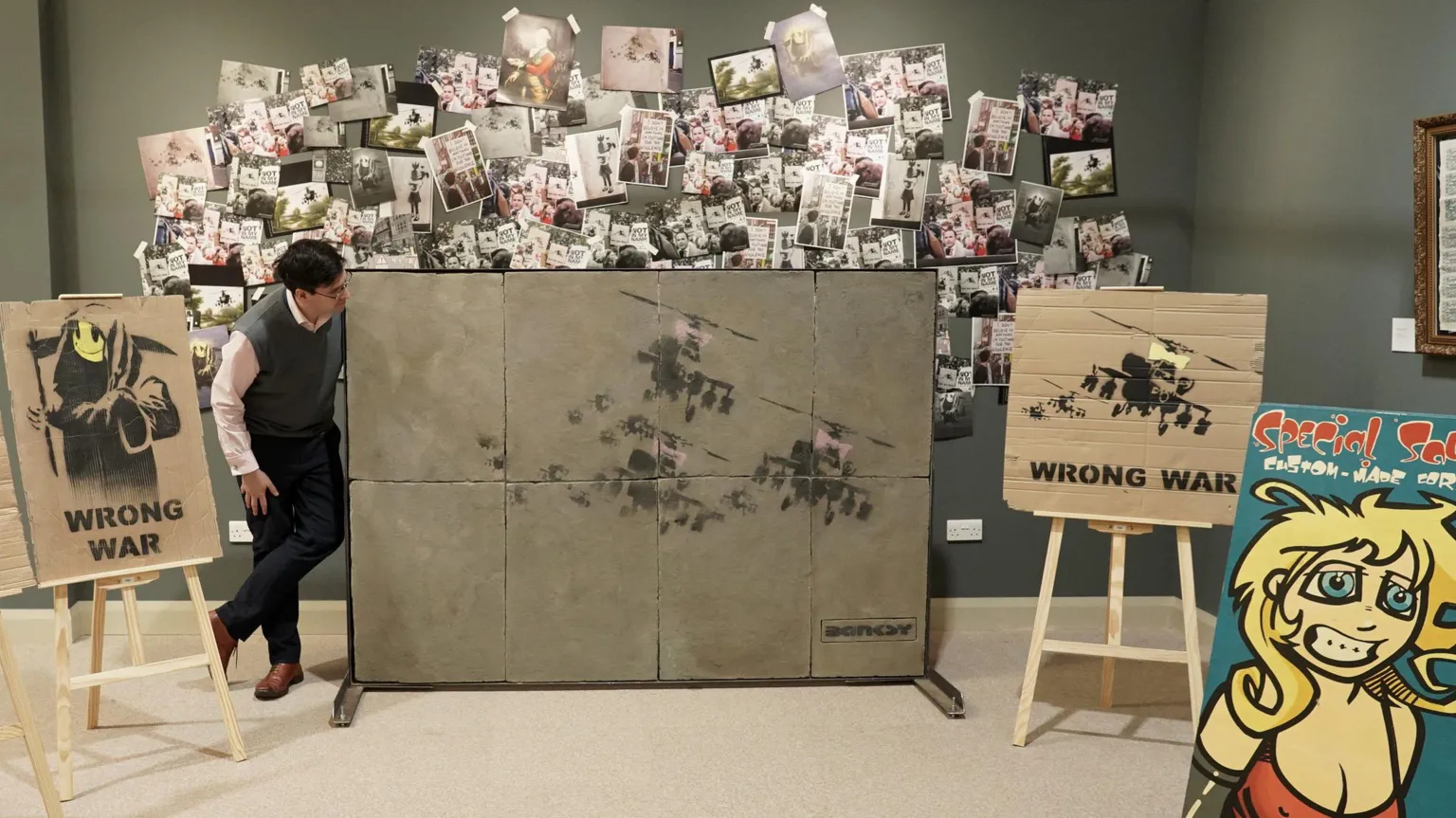 Artistul stradal Banksy scoate la licitație o colecție rară de lucrări