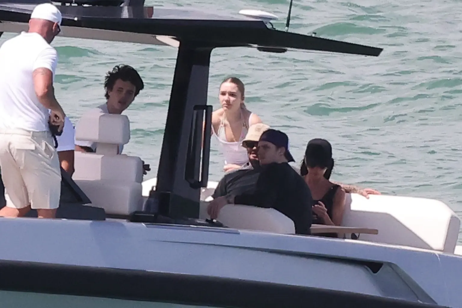FOTO. David și Victoria Beckham se bucură de o zi însorită cu familia în Miami pe un iaht de lux