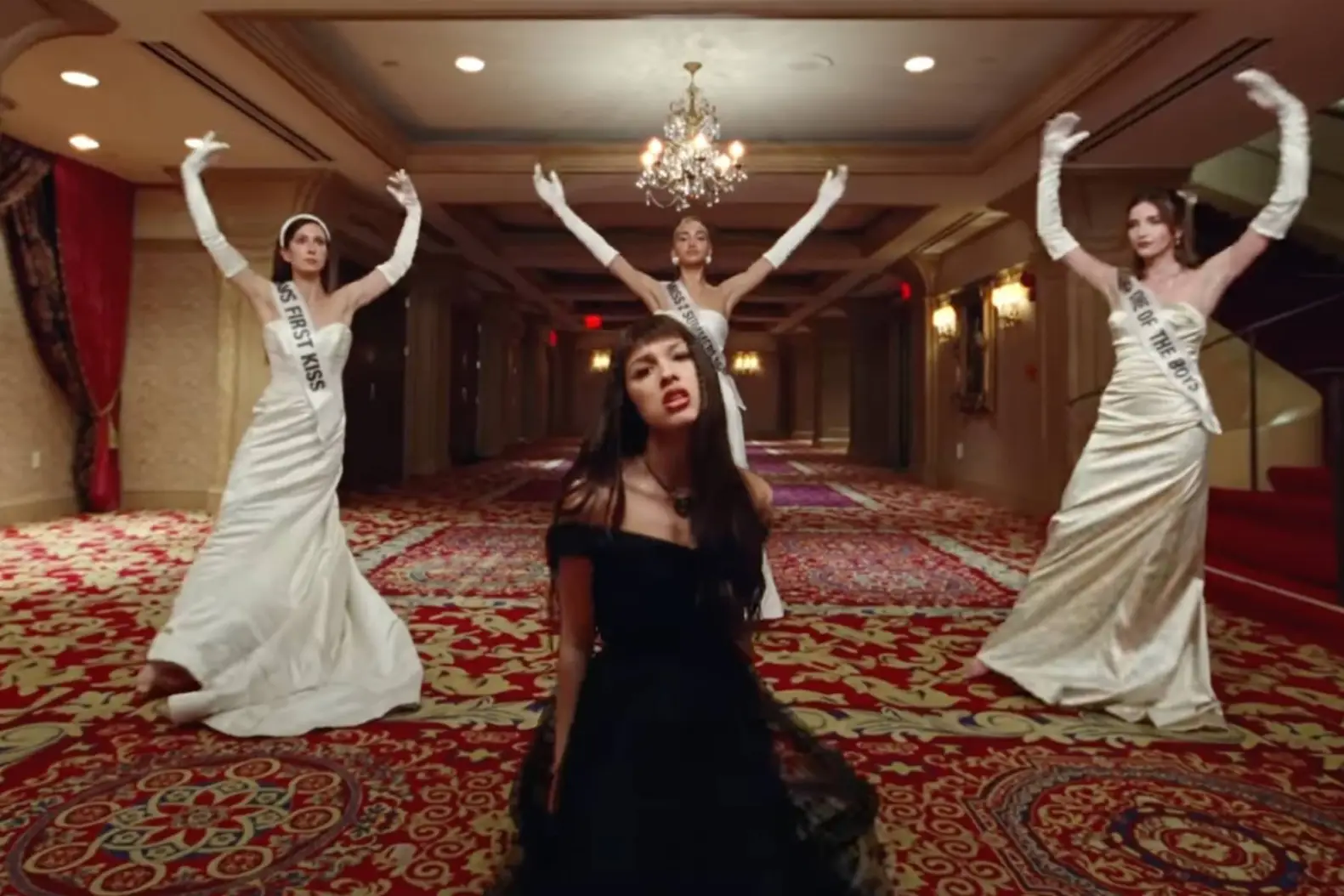Olivia Rodrigo lansează videoclip pentru piesa „Obsessed”, dar și o melodie surpriză, „So American”