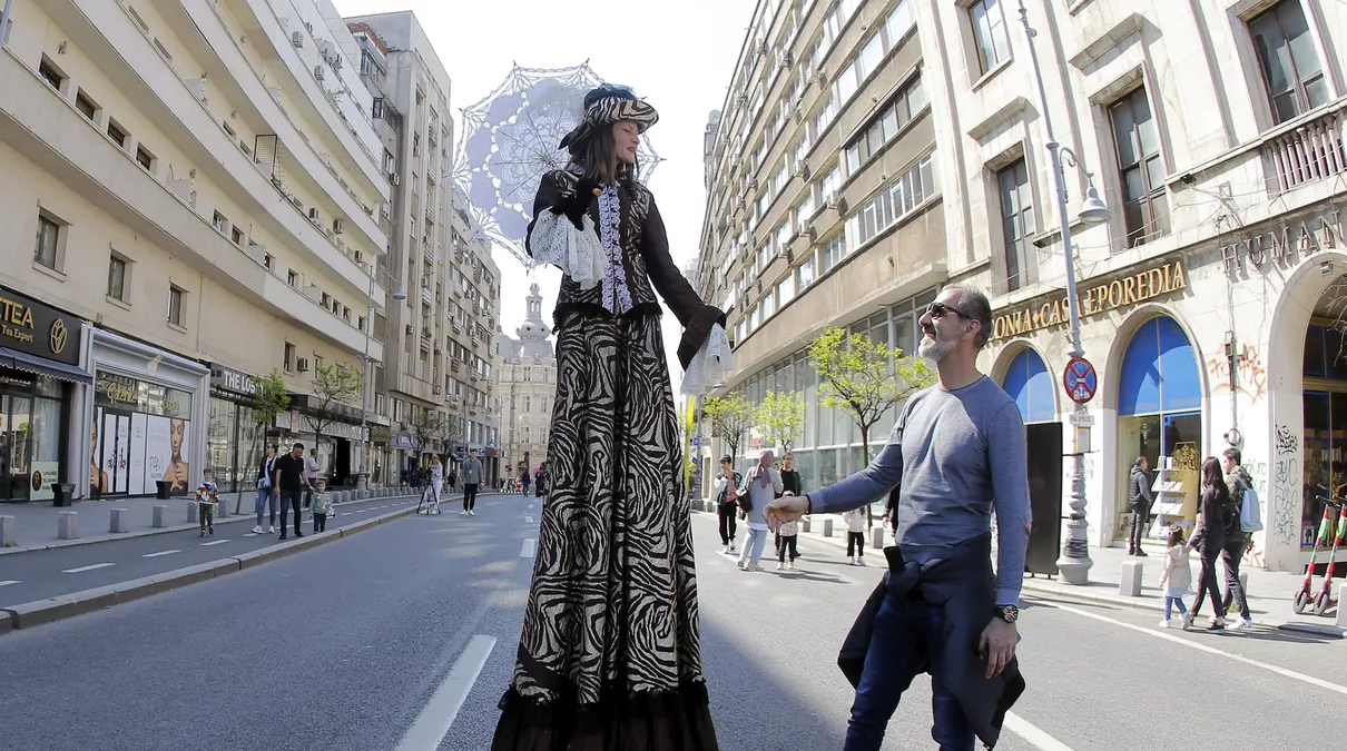 În weekend, te plimbi pe Calea Victoriei și mergi la Balul Bucureștiului de demult