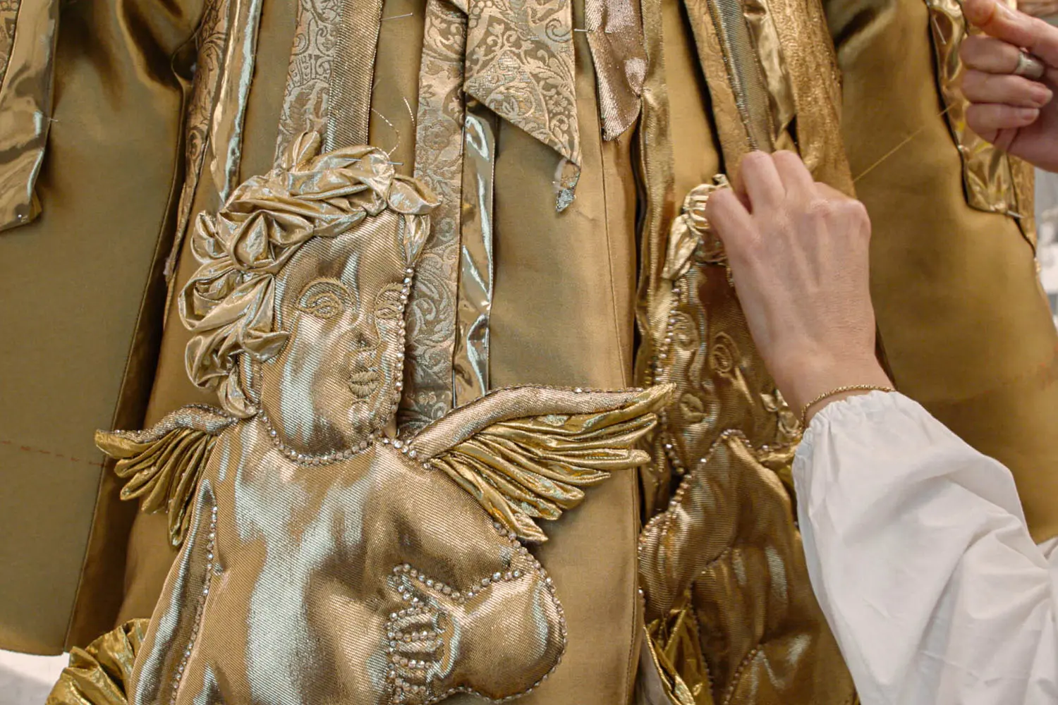 „From The Heart to The Hands”, expoziția Dolce & Gabbana, se deschide pe 7 aprilie