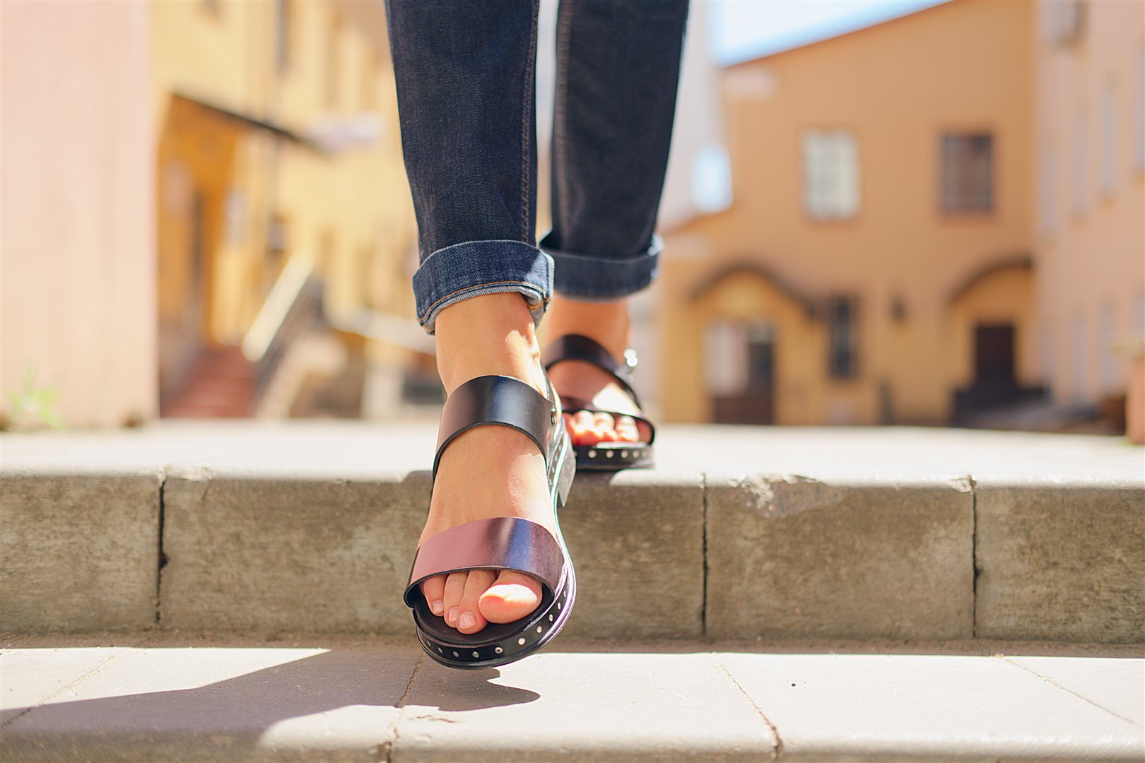 (P)Sandalele de damă, din piele – piesa de bază pentru un stil estival impecabil